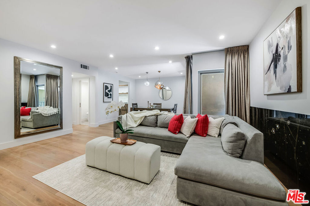 Property Photo:  439 N Doheny Drive 204  CA 90210 