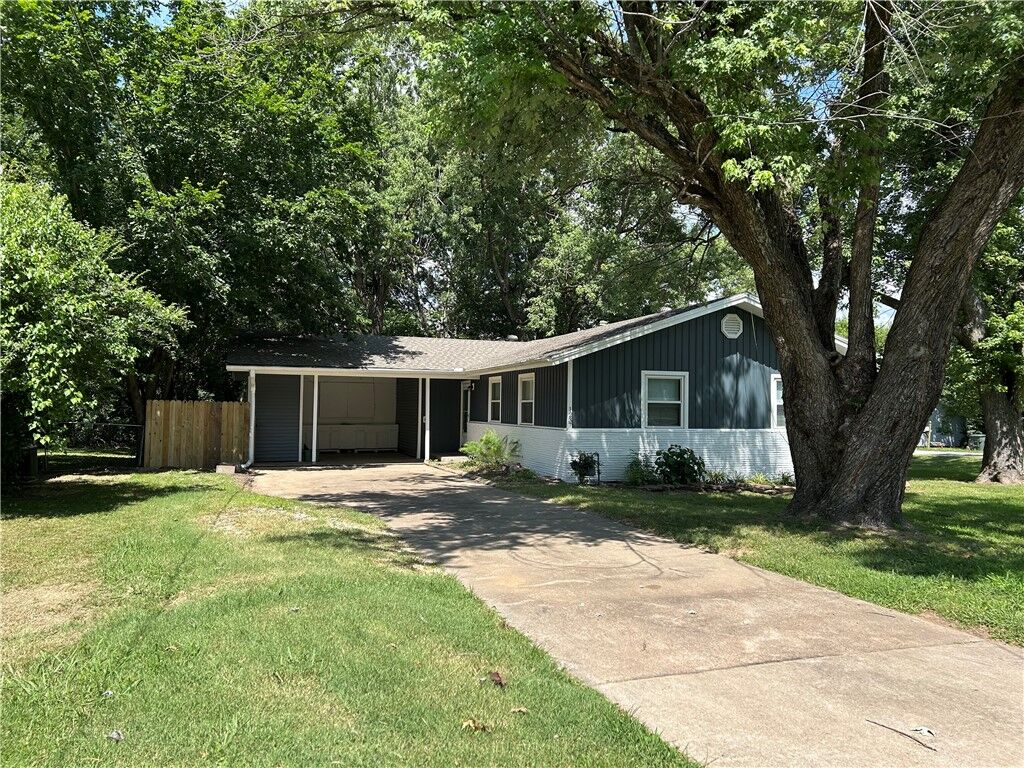 Property Photo: 1237 N Vista Place AR 72703