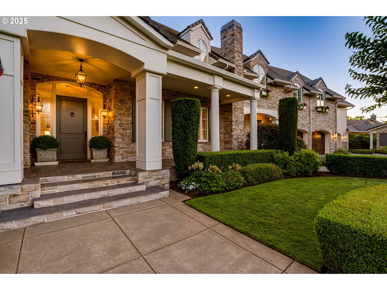 Property Photo: 2628 Edgewater Dr OR 97401