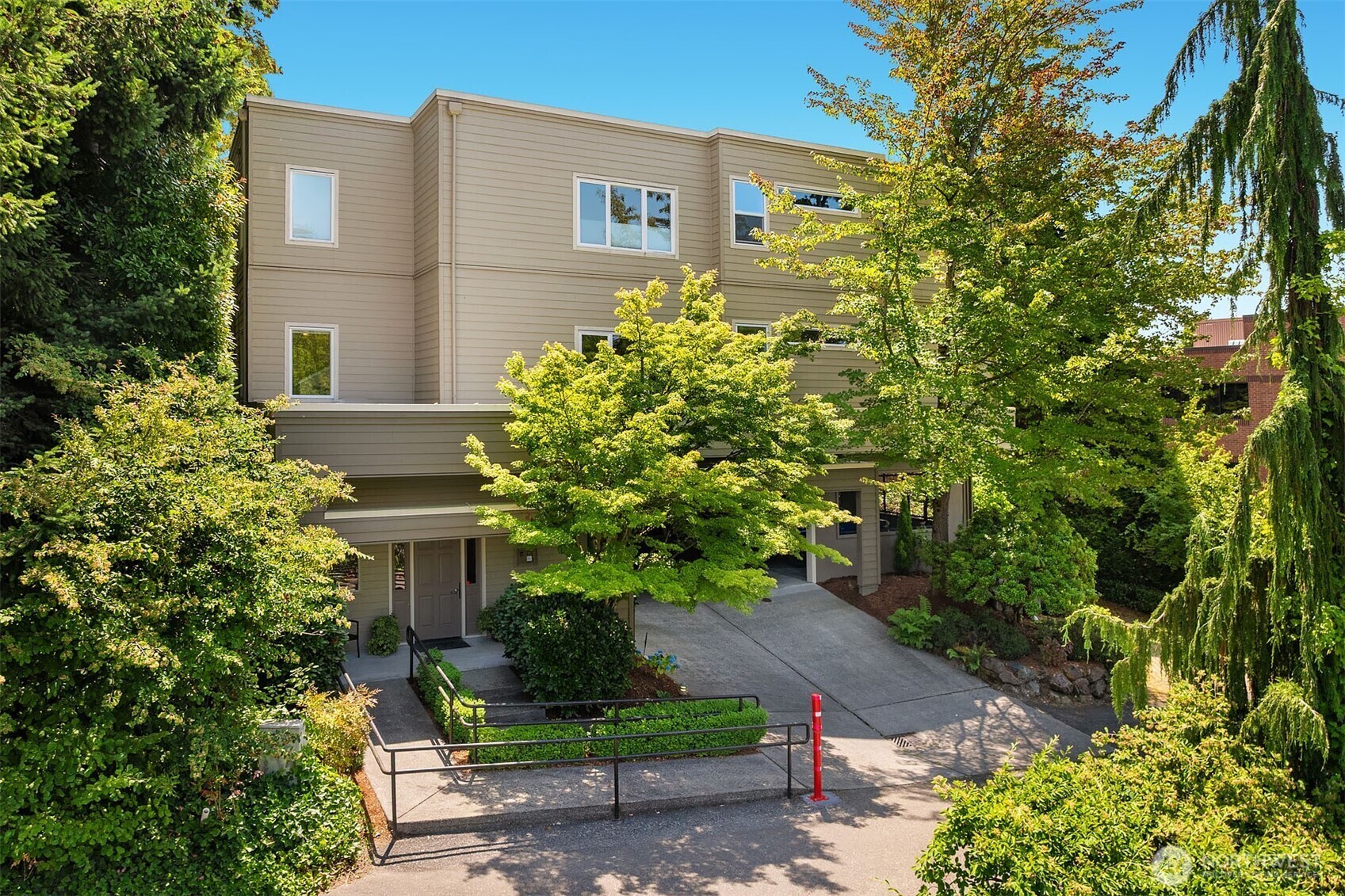 Property Photo:  703  4th Avenue 206  WA 98033 