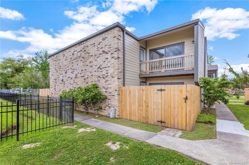 Property Photo: 1020 W McNeese Street W LA 70605