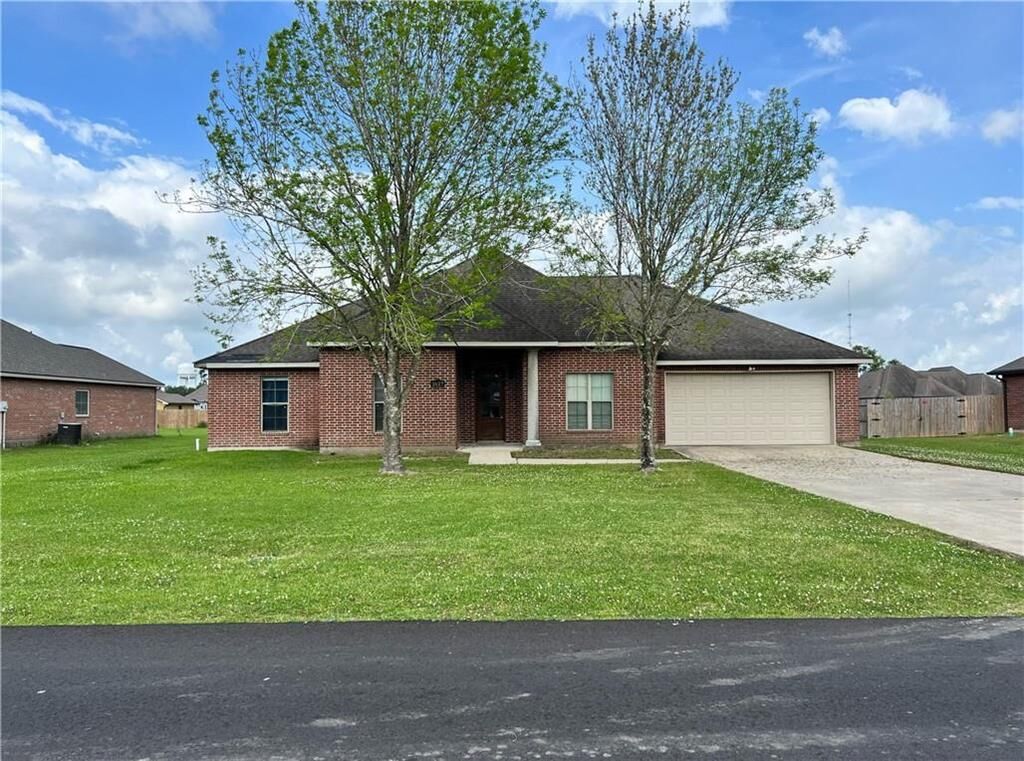 Property Photo:  2627 E Robinwood Drive E  LA 70611 
