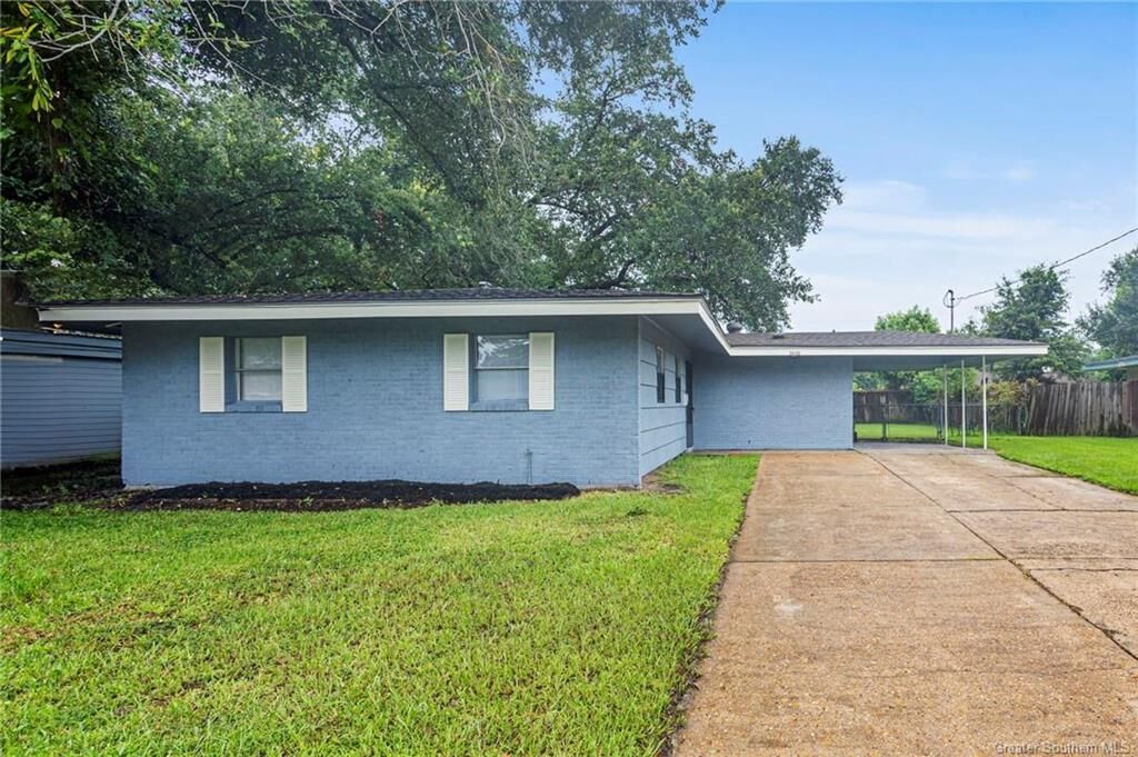 Property Photo: 1616 Meadow Drive LA 70607