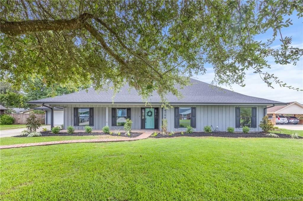Property Photo: 4724 E Quail Hollow Drive LA 70605