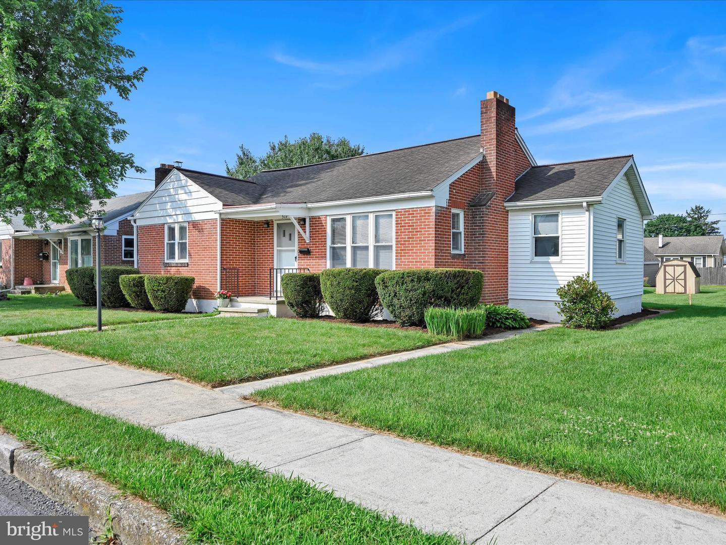 Property Photo:  529 N Lincoln Street  PA 17078 