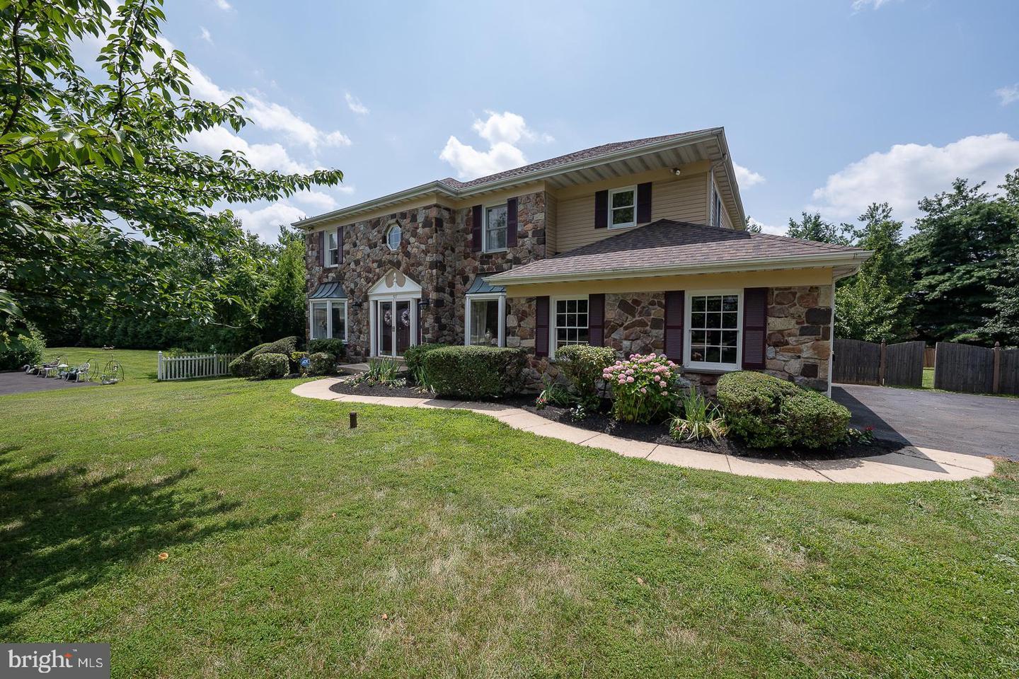 927 Capitol Circle  Norristown PA 19403 photo