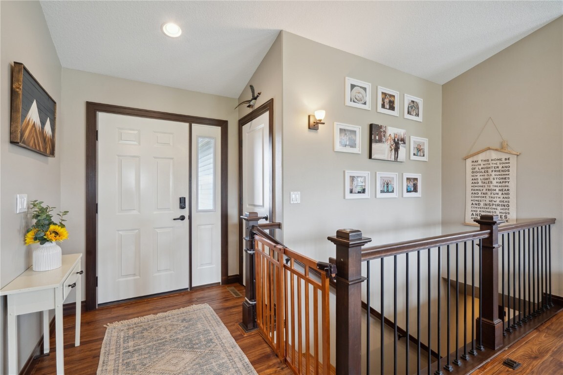 Property Photo:  207 Cherry Park Drive NW  IA 52405 