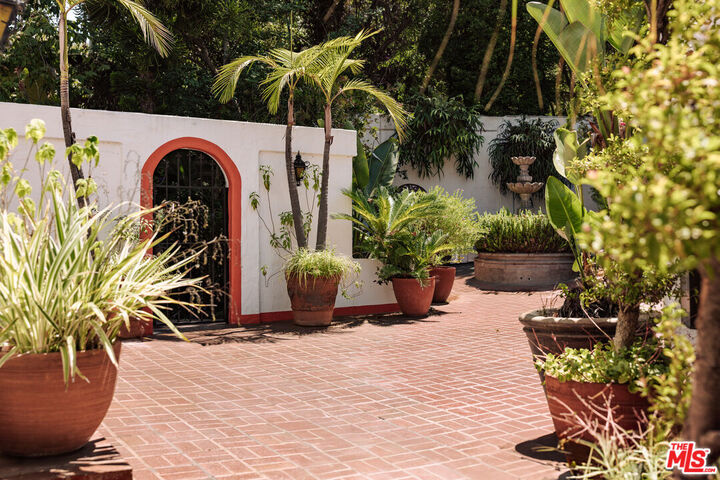 Property Photo:  2942 Passmore Dr  CA 90068 