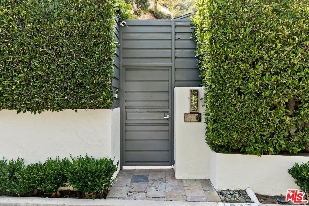 Property Photo:  1847 N Beverly Dr  CA 90210 