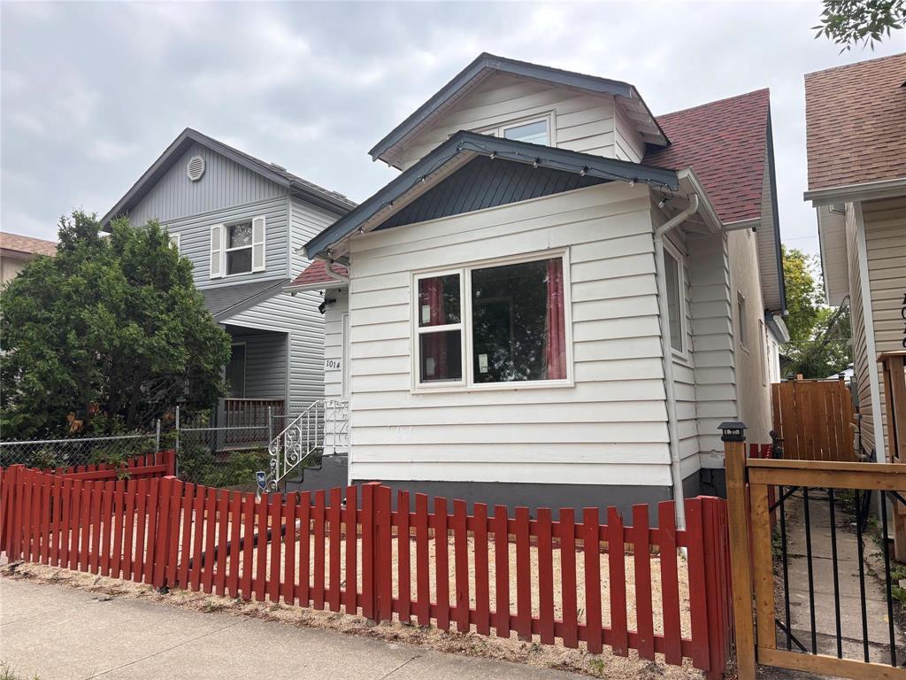 Property Photo: 1014 Magnus Avenue MB R2X 0N2