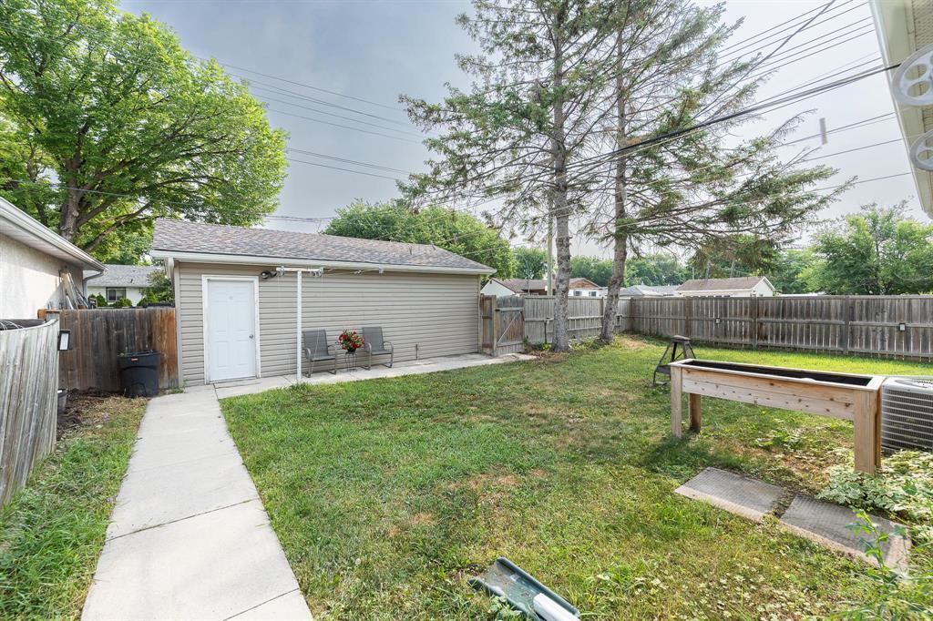Photo de la propriété:  361 Semple Avenue  MB R2V 1C2 