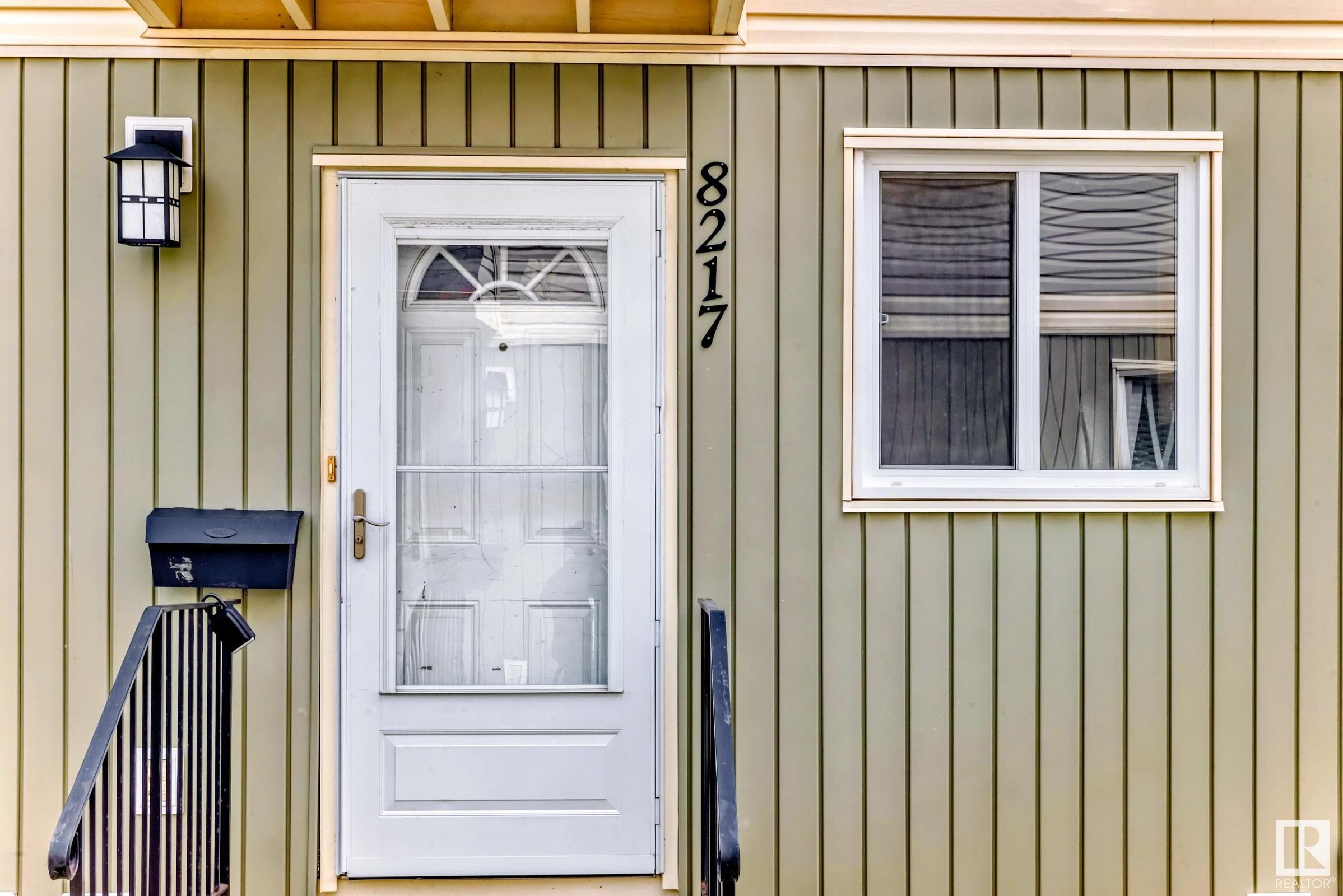 Photo de la propriété:  8217 182 Street NW  AB T2T 1L2 