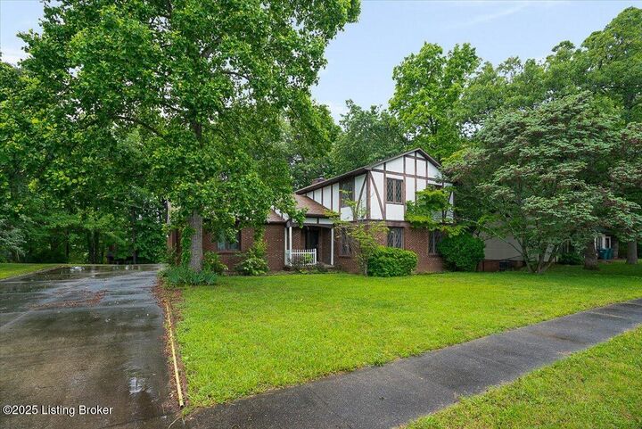 Property Photo: 1011 Hillcrest Dr KY 40160