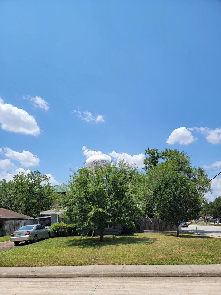 Property Photo:  5100 Aspen Street  TX 77401 
