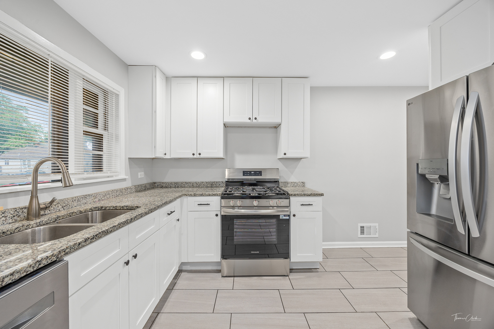 Property Photo: 8821 S Troy Avenue IL 60805