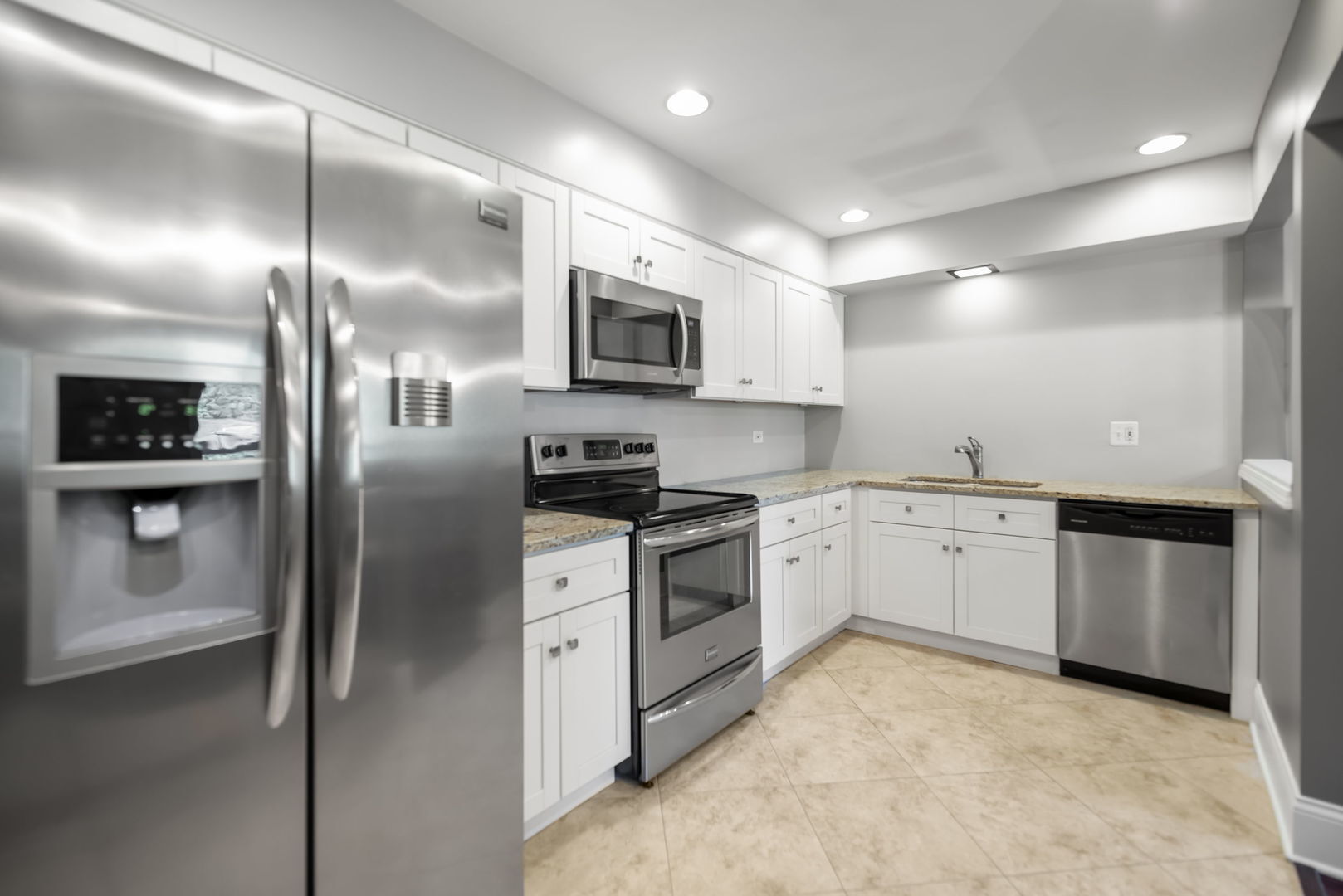 Property Photo: 4133 Saratoga Avenue B-220 IL 60515