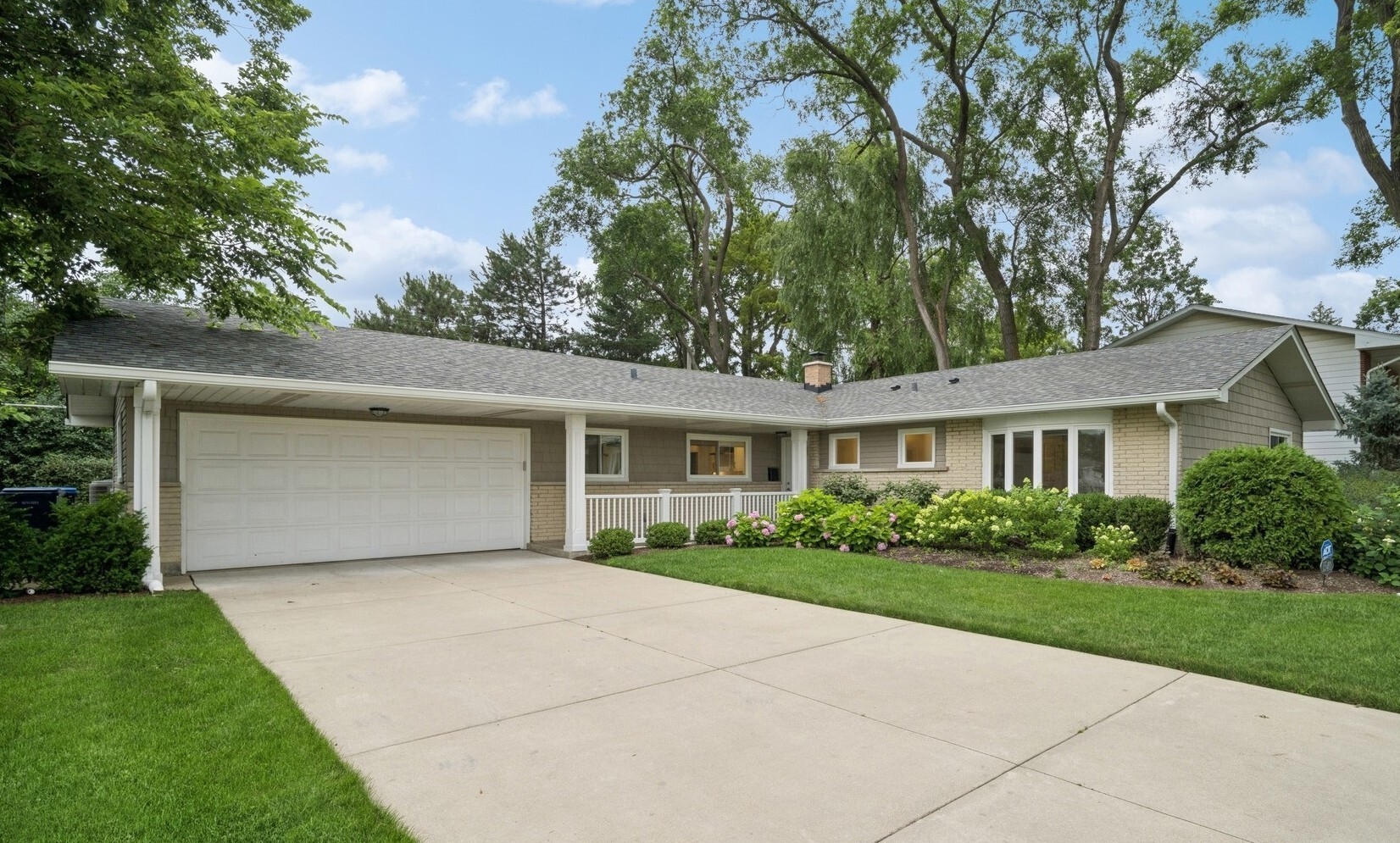 Property Photo: 1540 Maple Avenue IL 60062