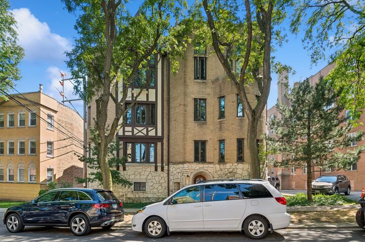 2109 W Jarvis Avenue 1  Chicago IL 60645 photo