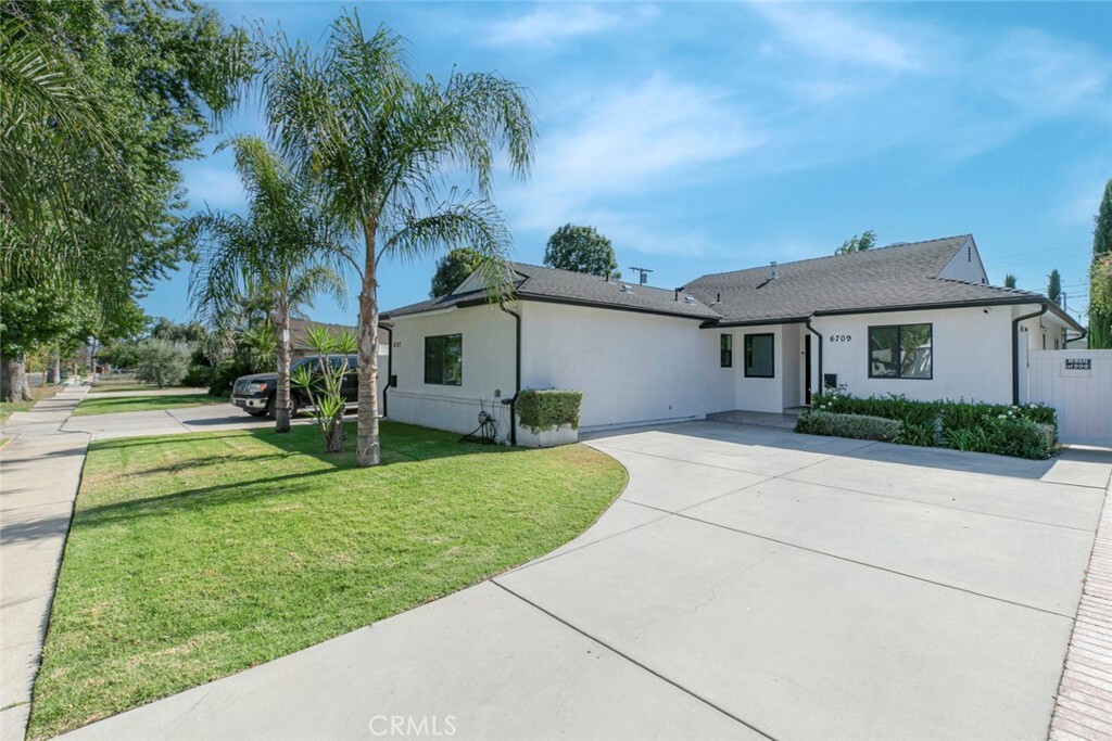 Property Photo: 6709 Mammoth Avenue CA 91405