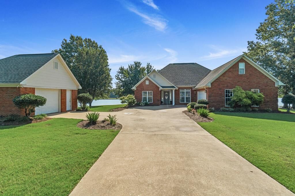 Property Photo: 75 Fawn Cv MS 38871