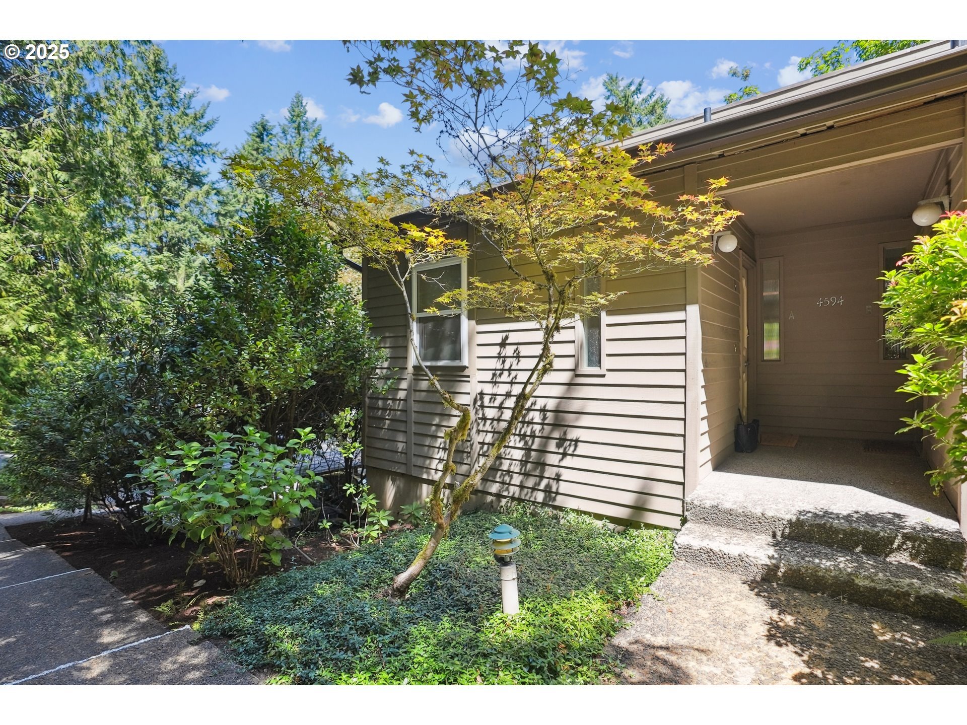 Property Photo:  4594 SW Caldew St #A  OR 97219 