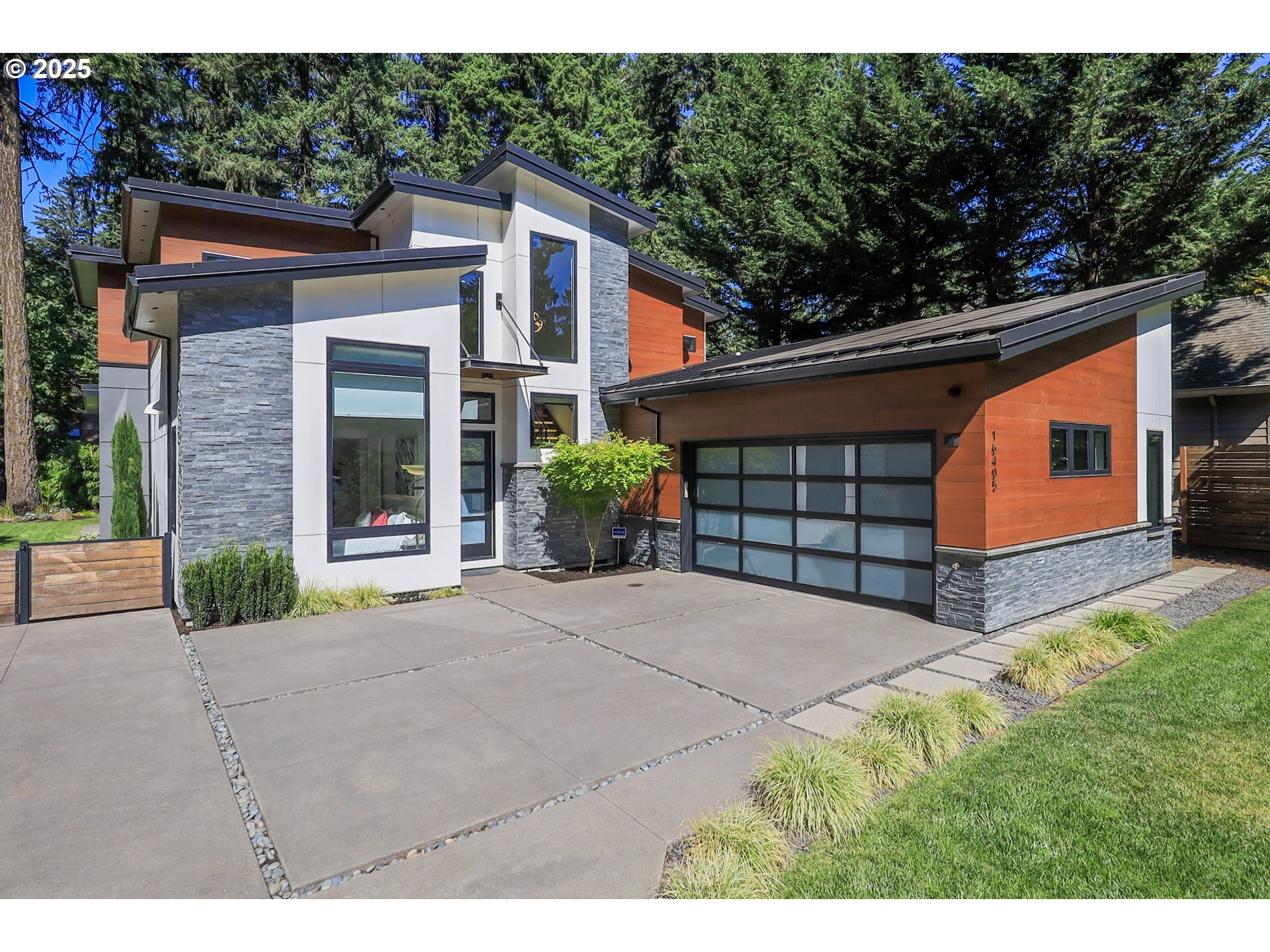 Property Photo: 16405 Bonaire Ave OR 97035