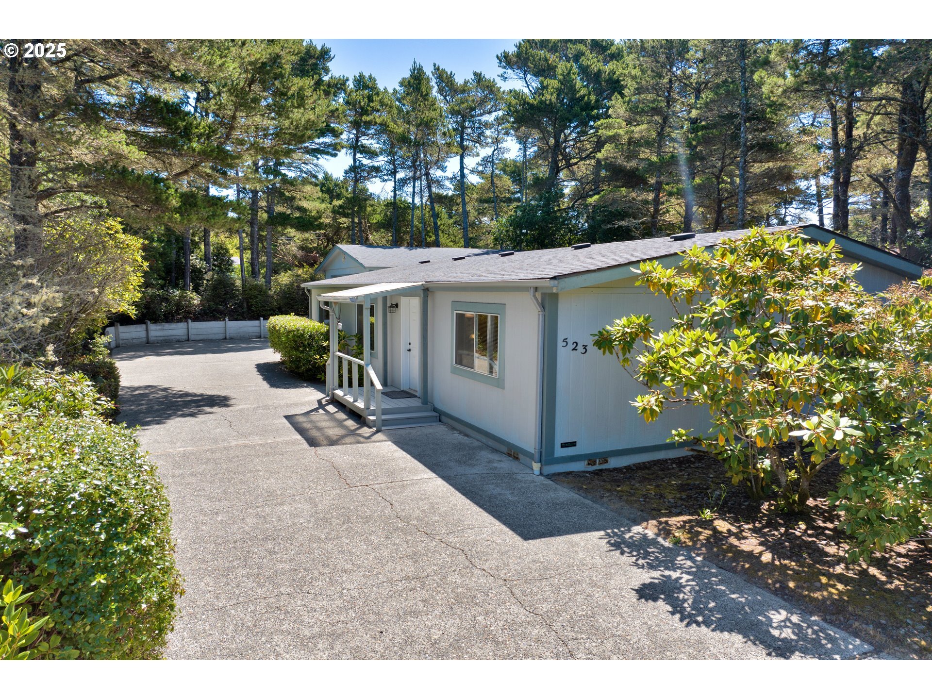 Property Photo:  1601 Rhododendron Dr 523  OR 97439 