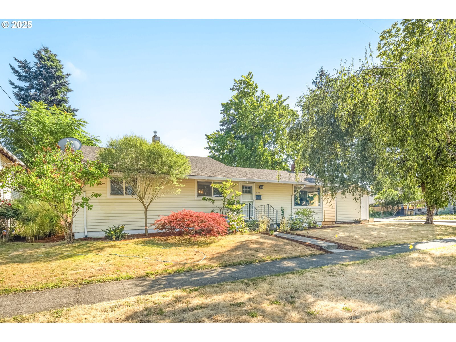 Property Photo:  5710 SE Knight St  OR 97206 