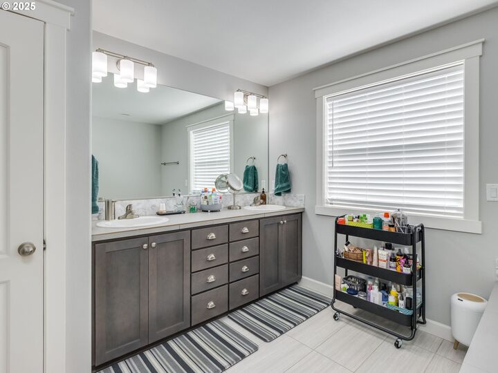 Property Photo: 703 E Tanoak Ave WA 98629