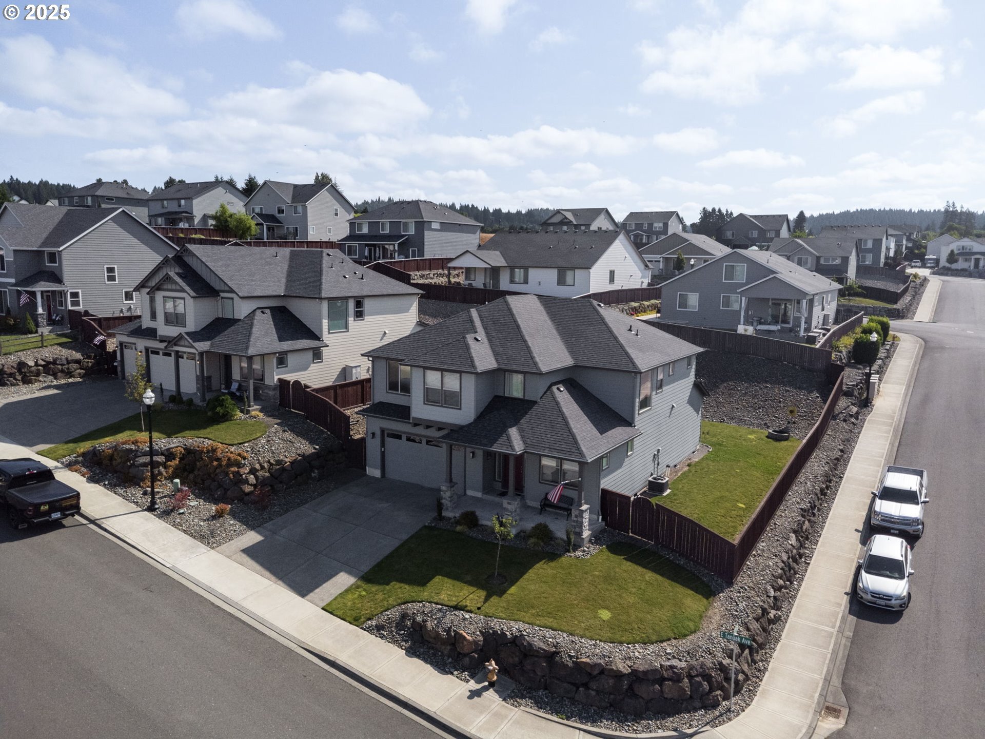 Property Photo: 703 E Tanoak Ave WA 98629