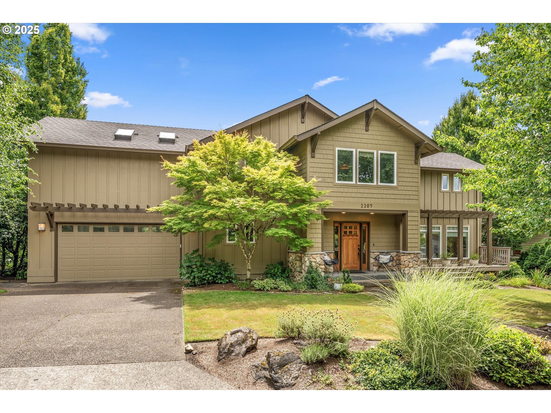 Property Photo: 2209 NW Crestview Way OR 97229