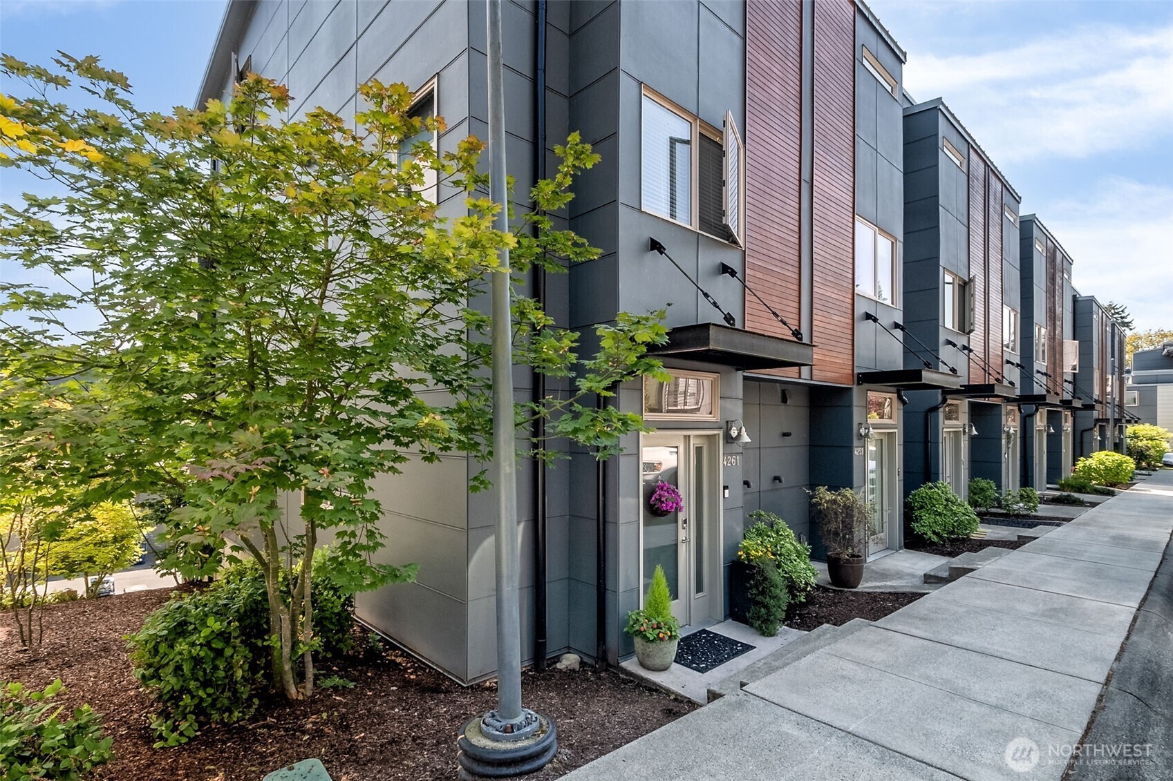 Property Photo: 4261 213 Place SE 43 WA 98029