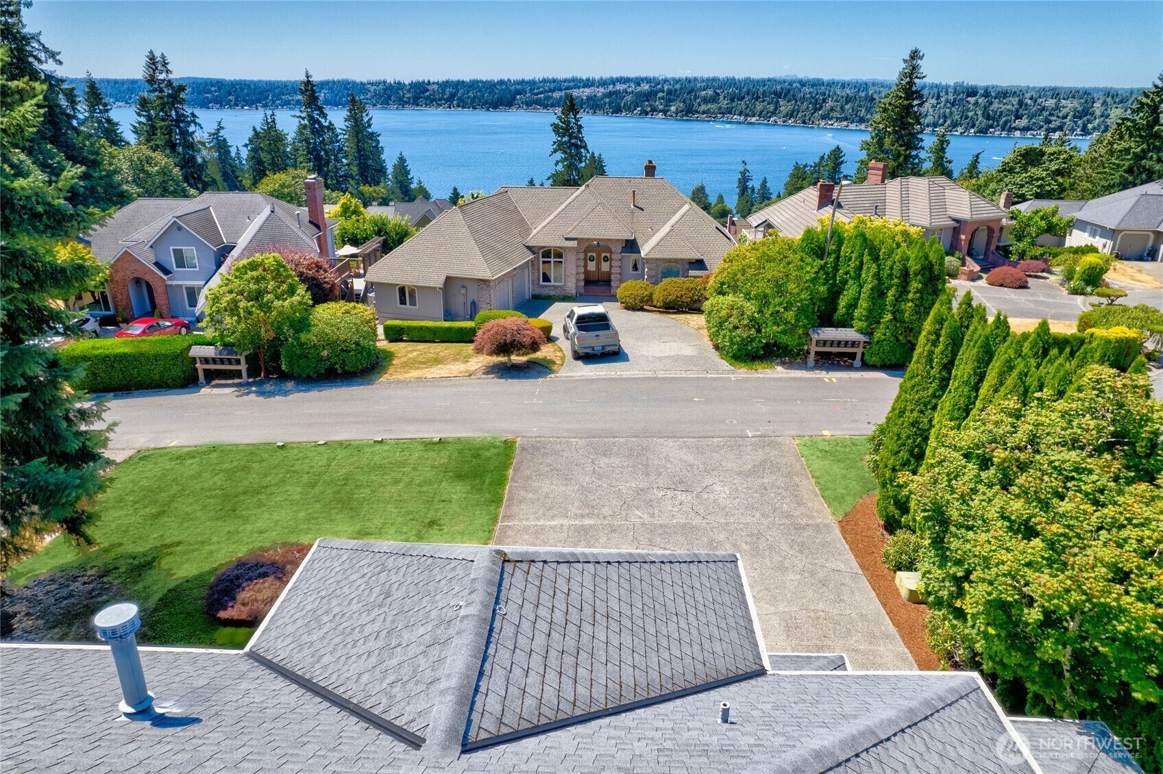 Property Photo:  520  208th Avenue NE  WA 98074 