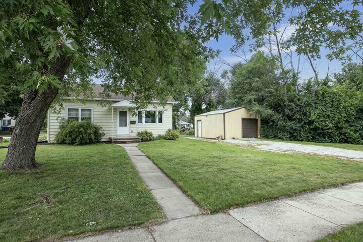 Property Photo: 1001 Oviatt Street WI 54130
