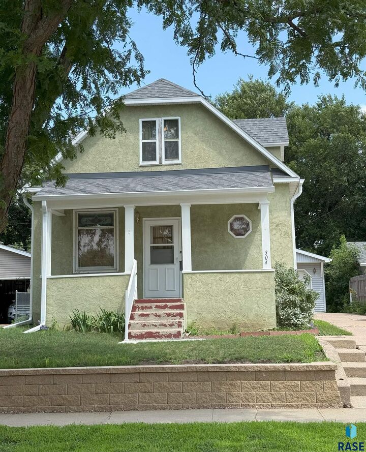 304 N Highland Ave  Sioux Falls SD 57103 photo
