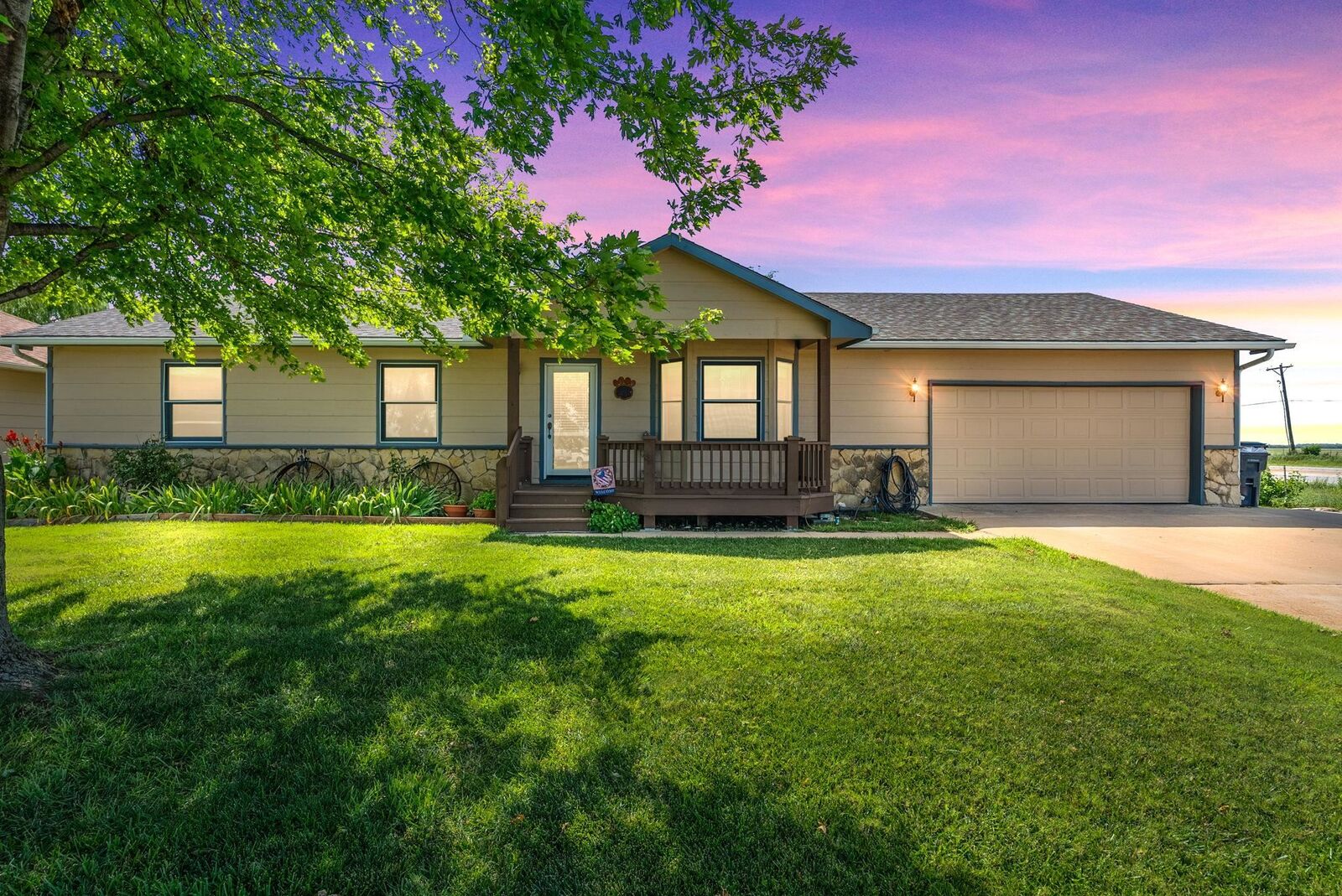Property Photo:  821 Easy St  KS 67052