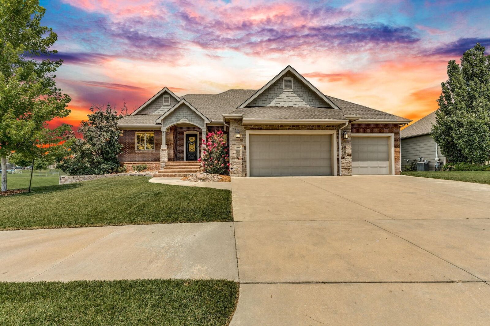 Property Photo:  904 E Waterview Dr  KS 67002 