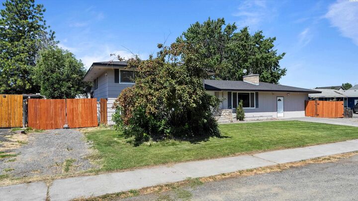Property Photo: 663 N Sheppard St WA 99336