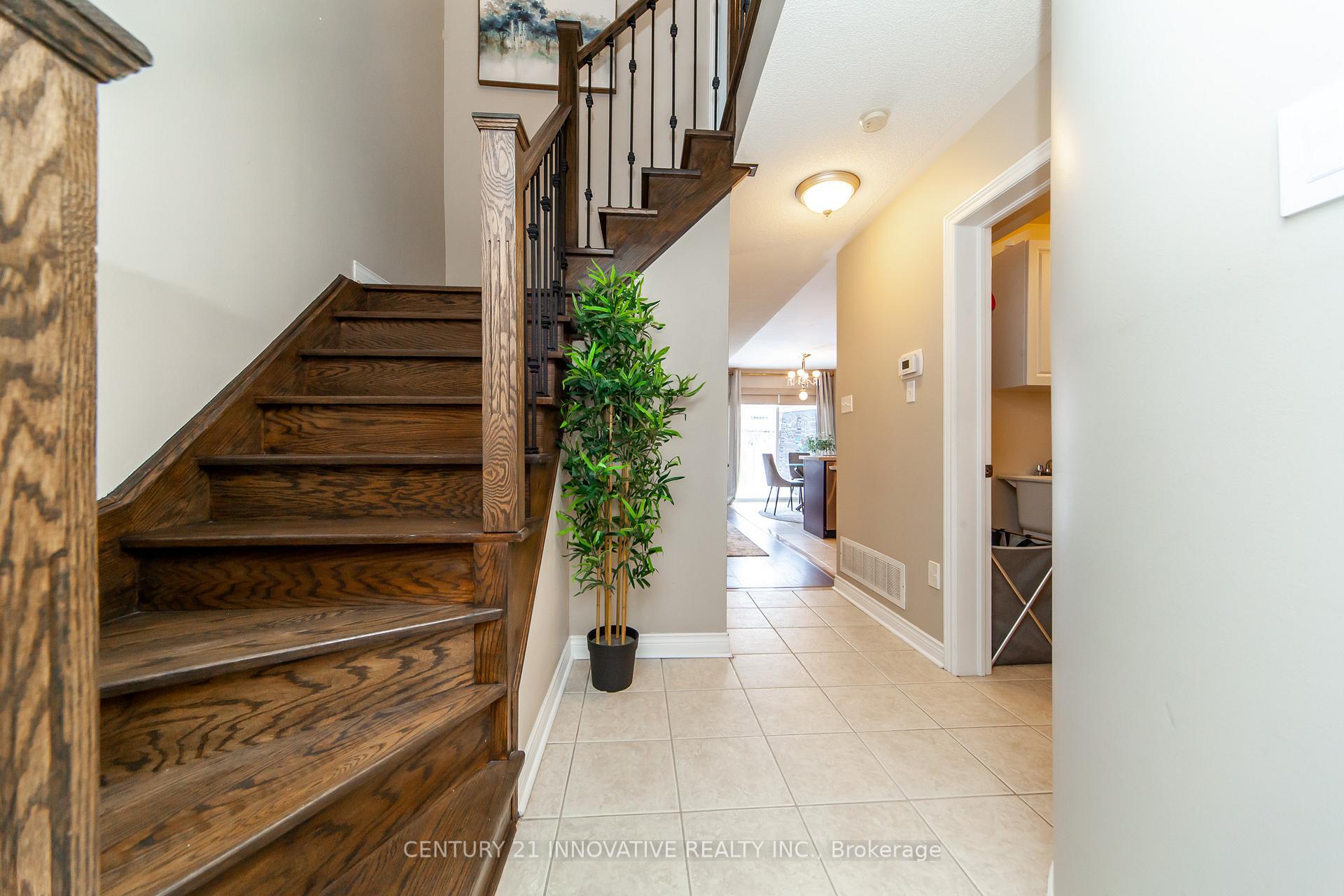 Photo de la propriété:  18 Gateway Court  ON L1R 3M9 