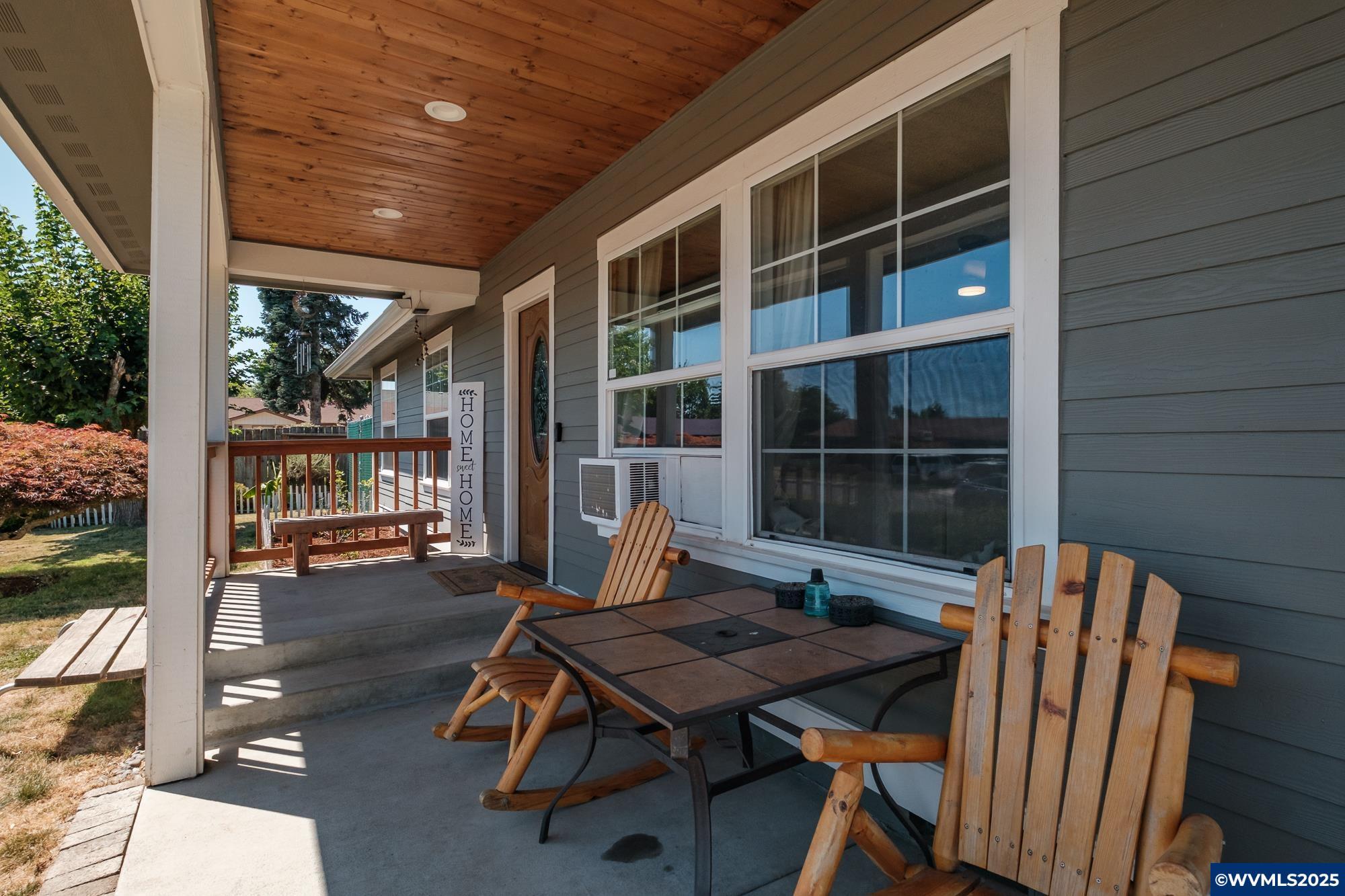 Property Photo: 4635 Coronation Ct NE OR 97301