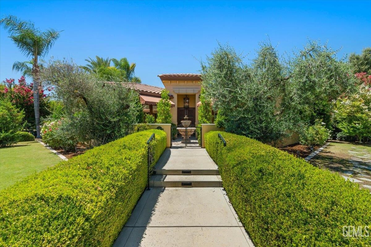 Property Photo: 2703 Wharncliff Court CA 93311