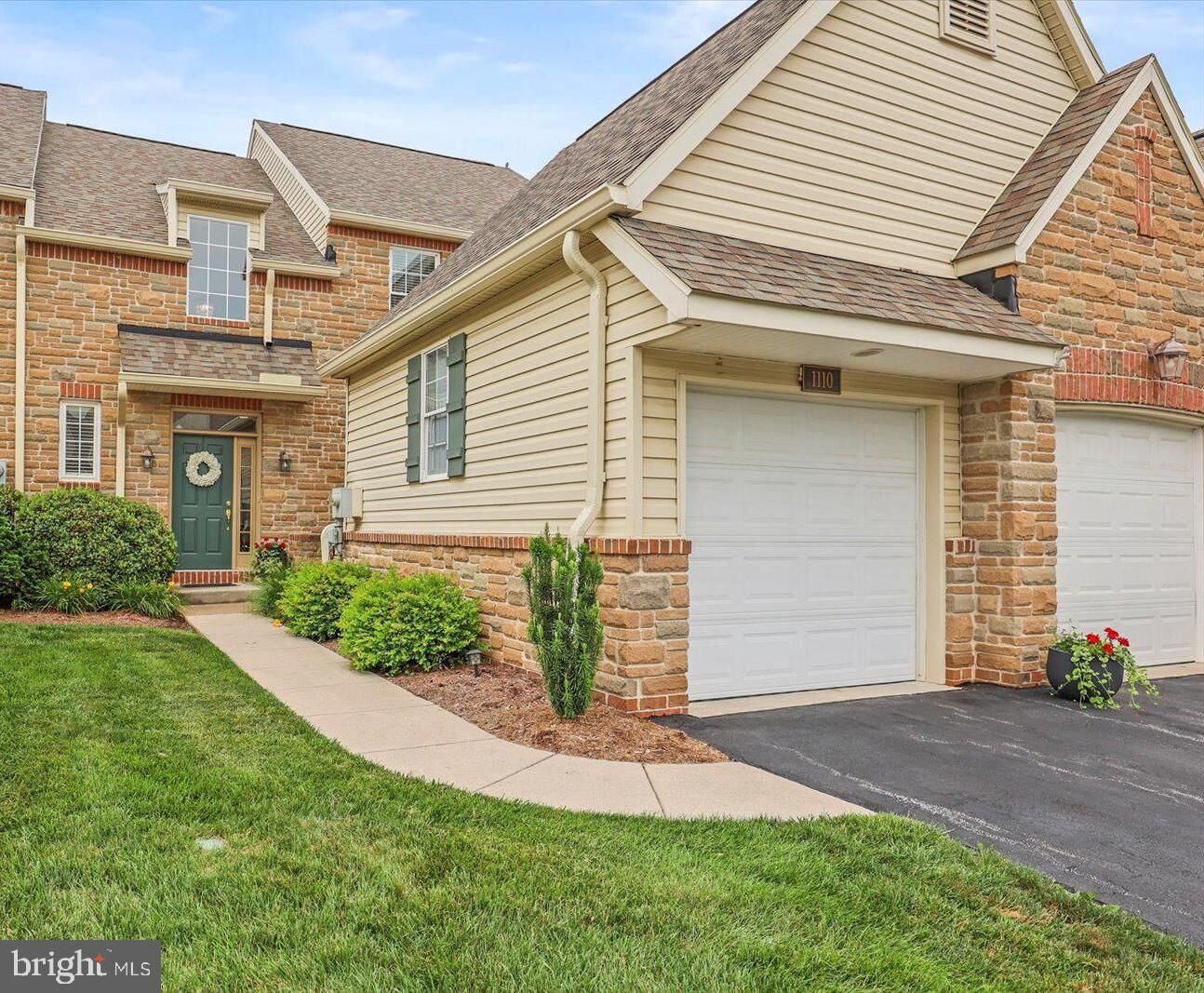 Property Photo: 1110 Turnberry Lane PA 17403