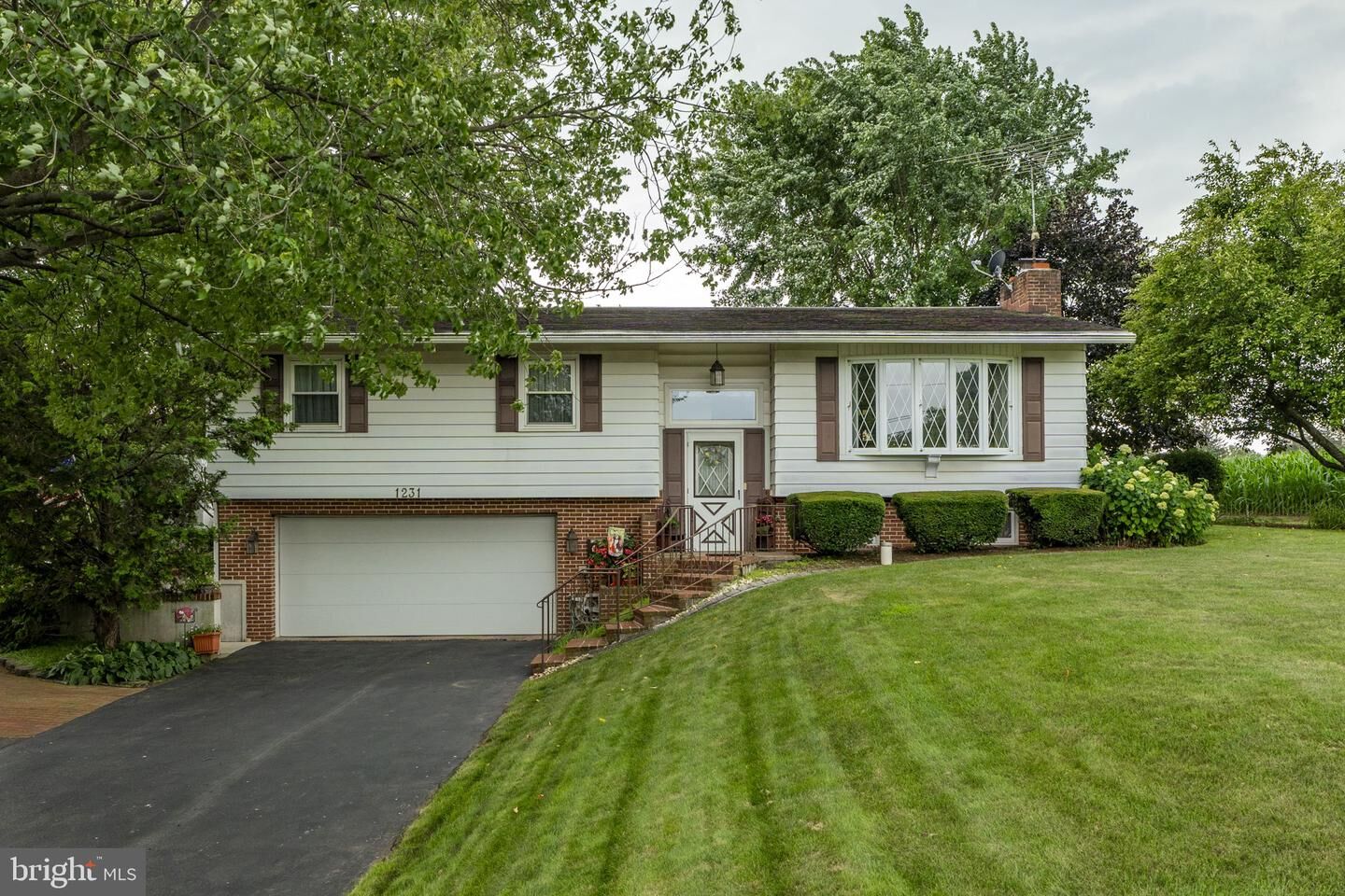 Property Photo: 1231 Oaklyn Drive PA 17555