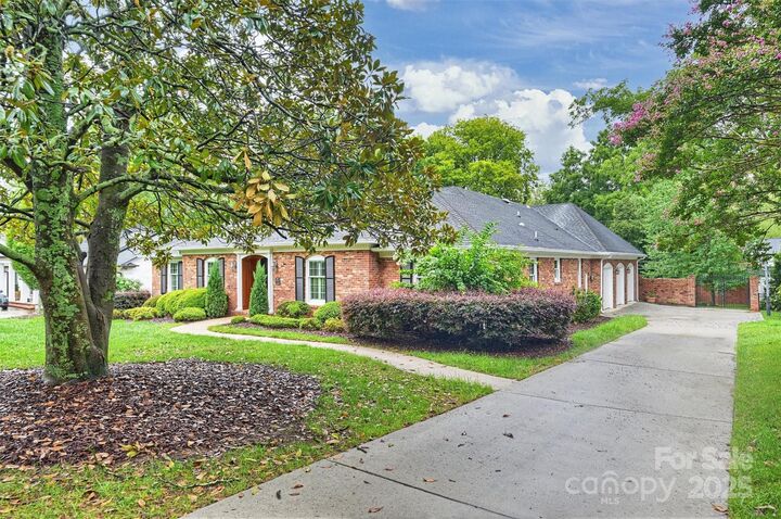 Property Photo: 2900 Ferncliff Road NC 28211