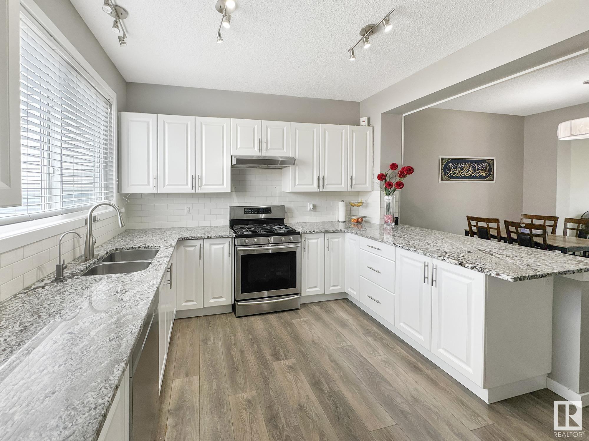 Photo de la propriété:  5832 Anthony Crescent SW  AB T6W 3H5 