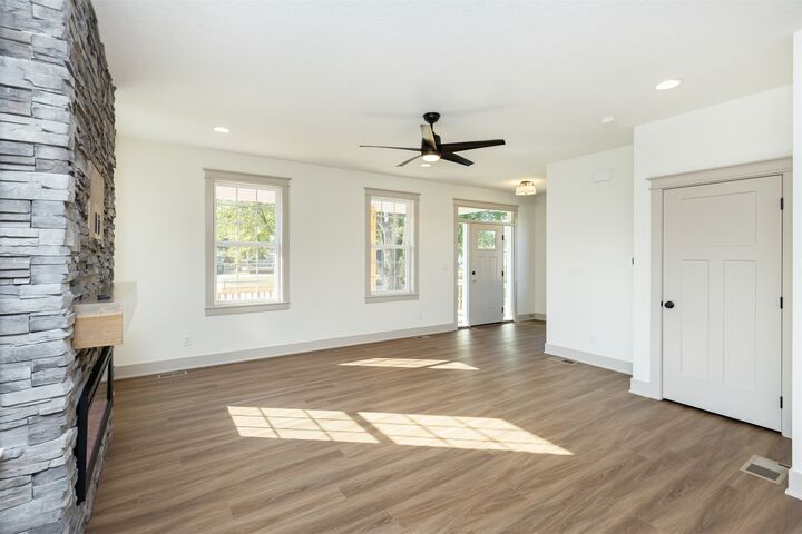 Property Photo:  814 E Edison Avenue  IA 50315