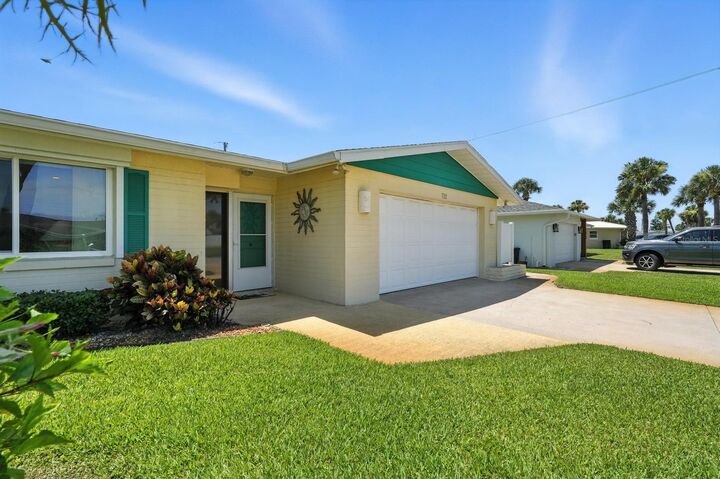 Property Photo: 792 Marvin Road FL 32176
