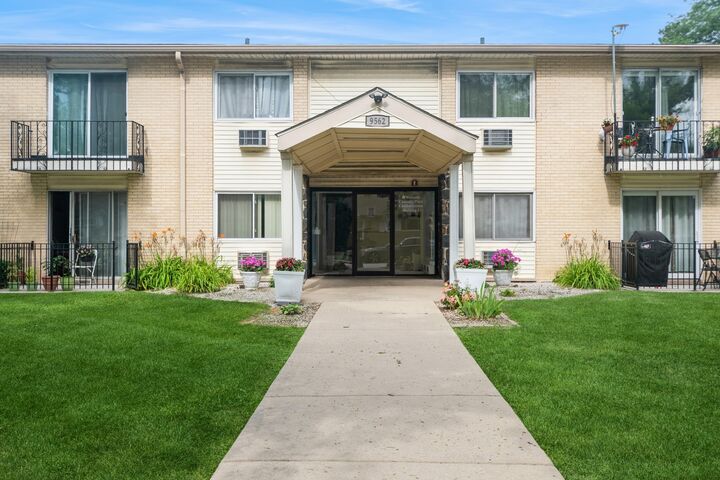 9562 Park Lane 2H  Des Plaines IL 60016 photo