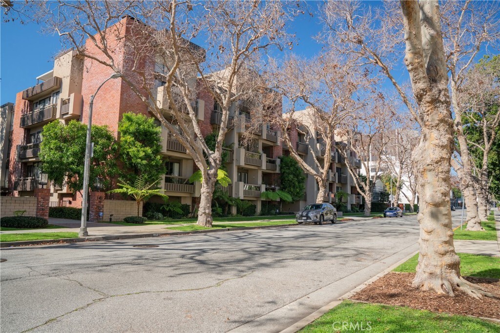 Property Photo:  141 S Linden Drive 203  CA 90212 