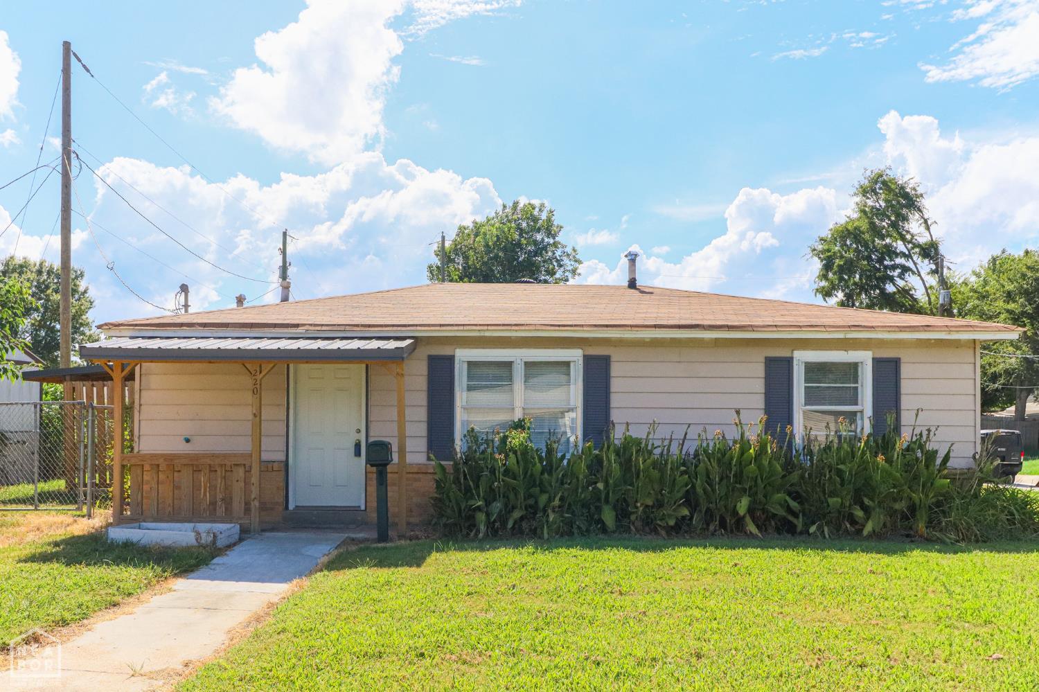Property Photo:  220 Magnolia  AR 7247 